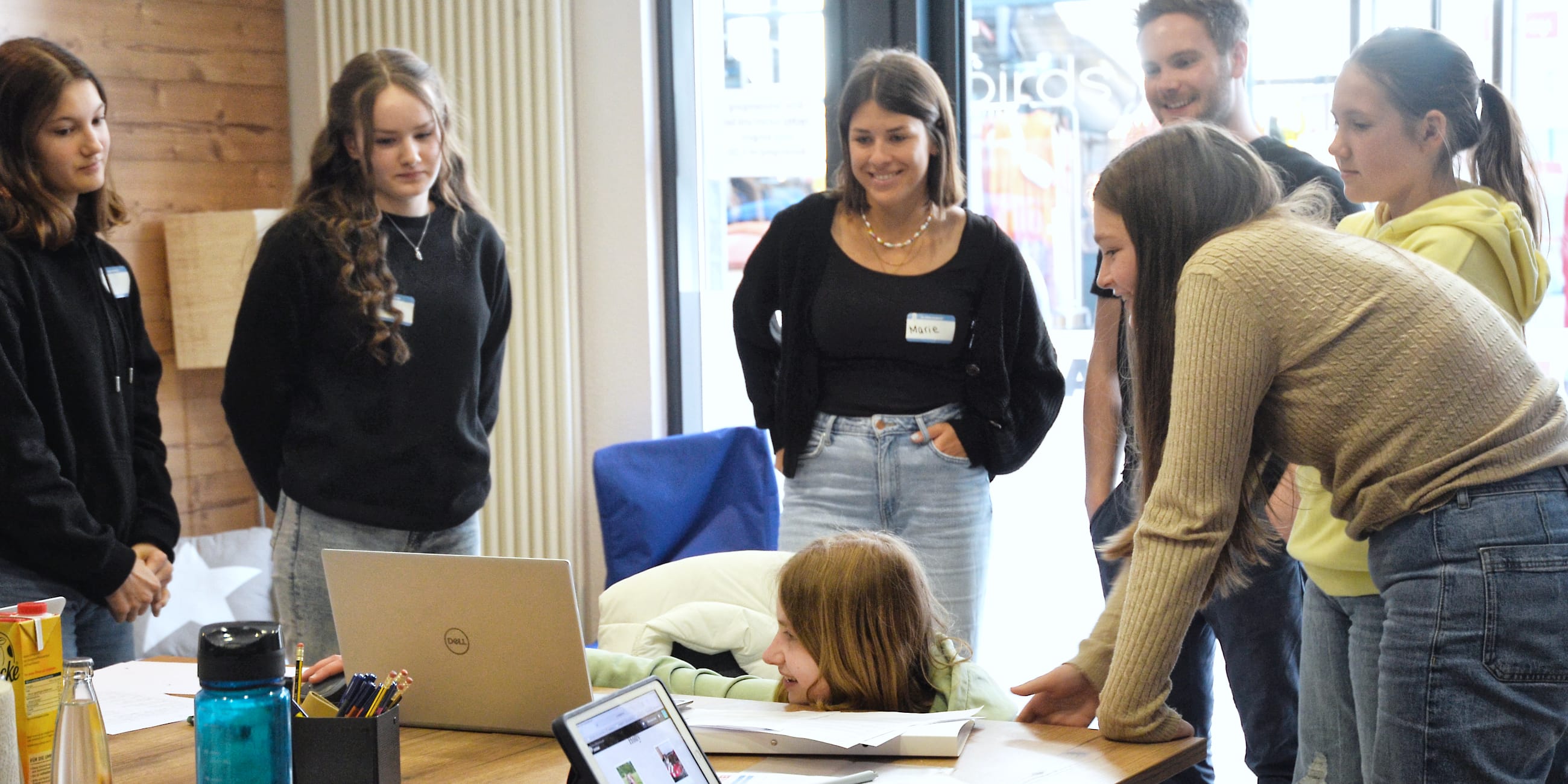 Eine Gruppe von Schülerinnen präsentiert die Ergebnisse des Girls`Day bei enpit